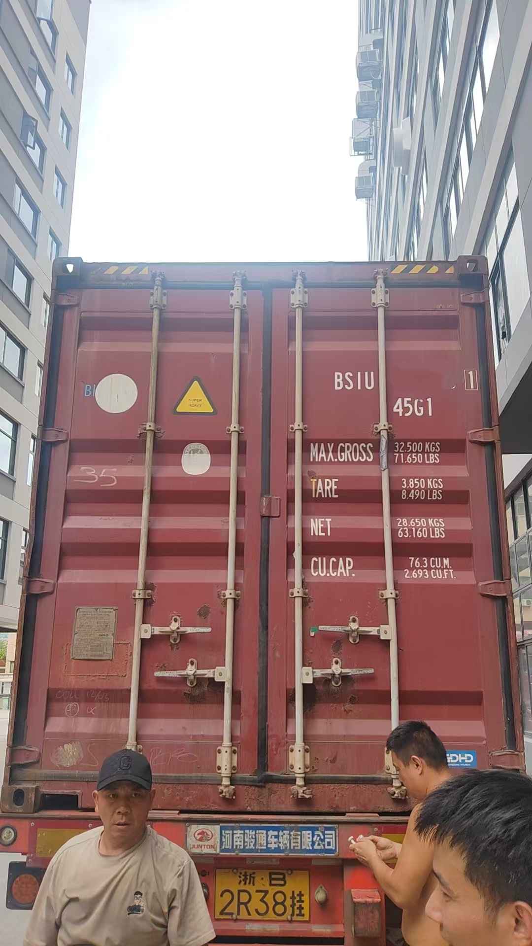 Päivittäinen kontin lastaus Yiwu Kebonissa: Ensiapupakkaukset valmiina maailmanlaajuiseen toimitukseen